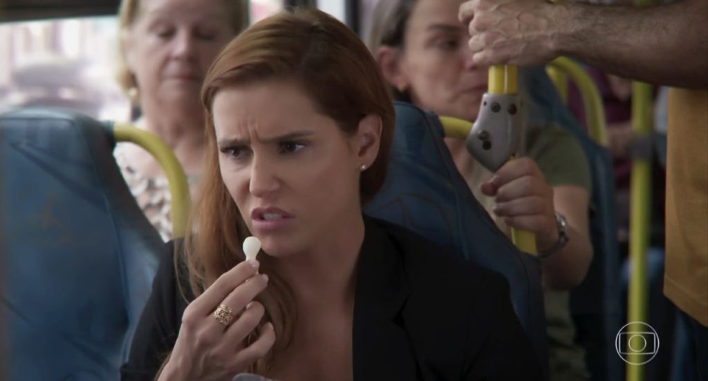 Alexia Máximo (Deborah Secco) em Salve-Se Quem Puder, da Globo, durante cena que fez piada com assédio sexual em ônibus (Reprodução/Globo)
