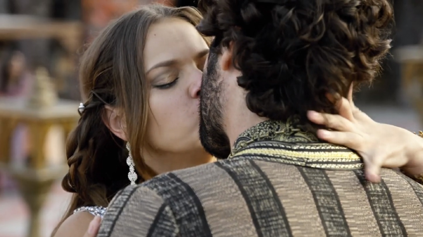 Joana (Milena Toscano) e Asher (Dudu Azevedo) se beijando em O Rico e Lázaro