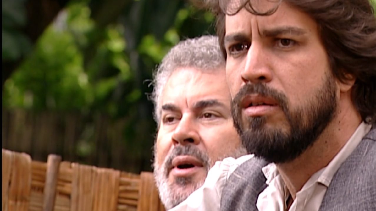 Martinho (Cláudio Curi) e Raimundo (Rômulo Delduque) prontos para capturar Isaura (Bianca Rinaldi) em A Escrava Isaura