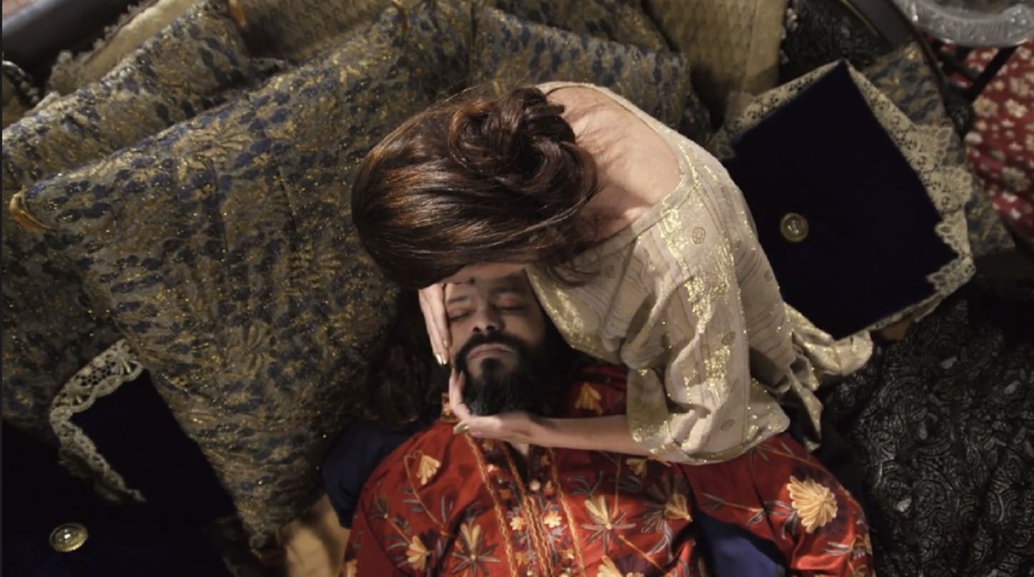 Nabucodonosor (Heitor Martinez) morre nos braços de Amitis (Adriana Garambone) em O Rico e Lázaro