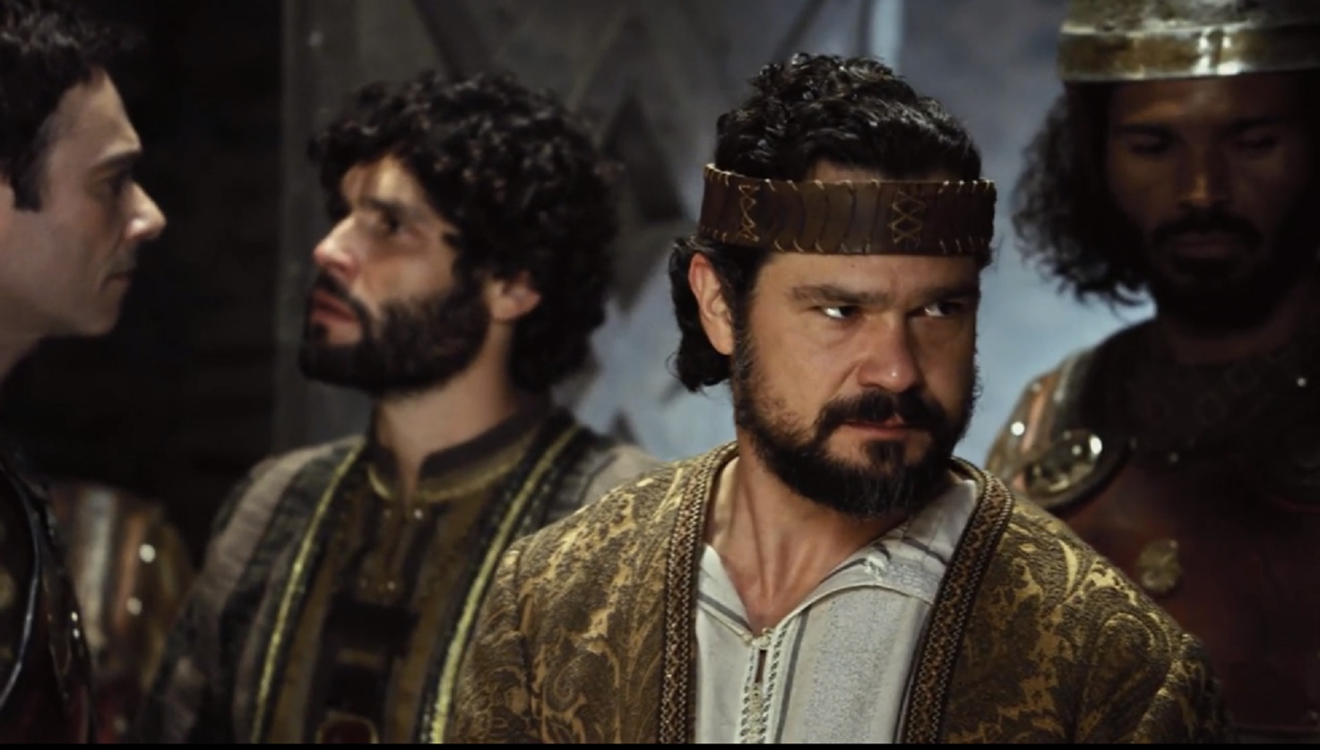 Daniel (Gabriel Gracindo) impede Nebuzaradã (Ângelo Paes Leme) de torturar Joaquim (Osmar Silveira) e Ravina (Marcos Breda) em O Rico e Lázaro