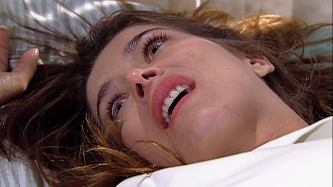 Silvana (Maria Carolina Ribeiro) é assassinada por Meduso (Allan Souza Lima) em Caminhos do Coração