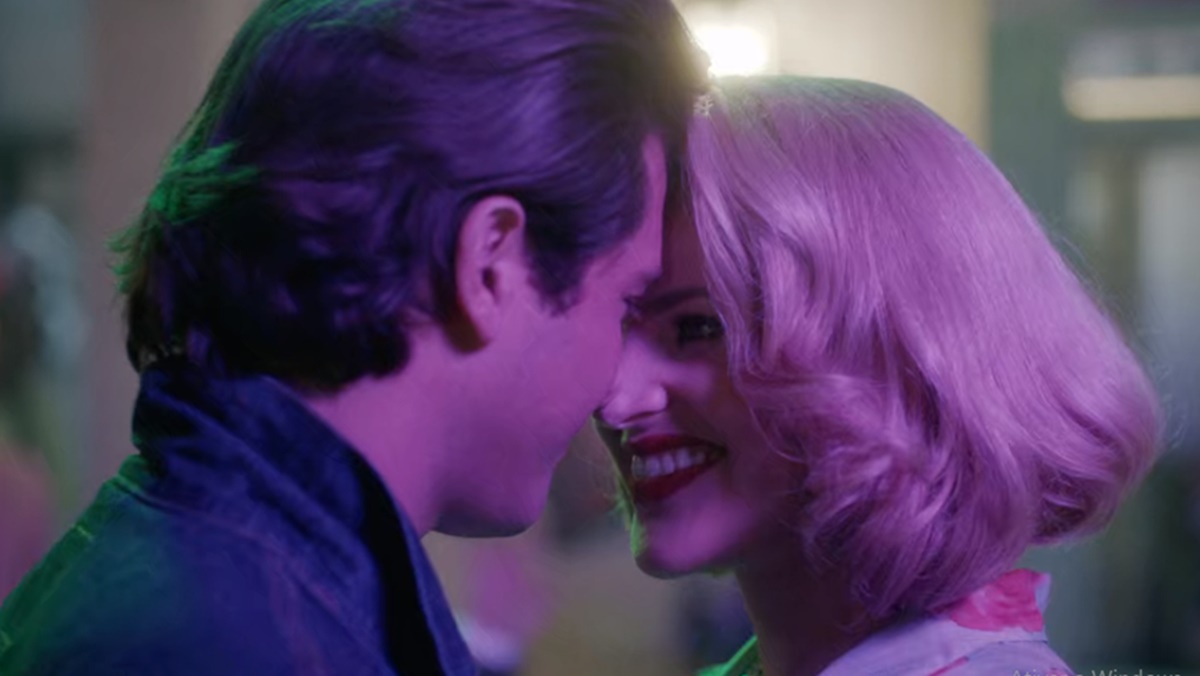 Amelia e Manuel se beijam pela primeira vez (Reprodução: Netflix)