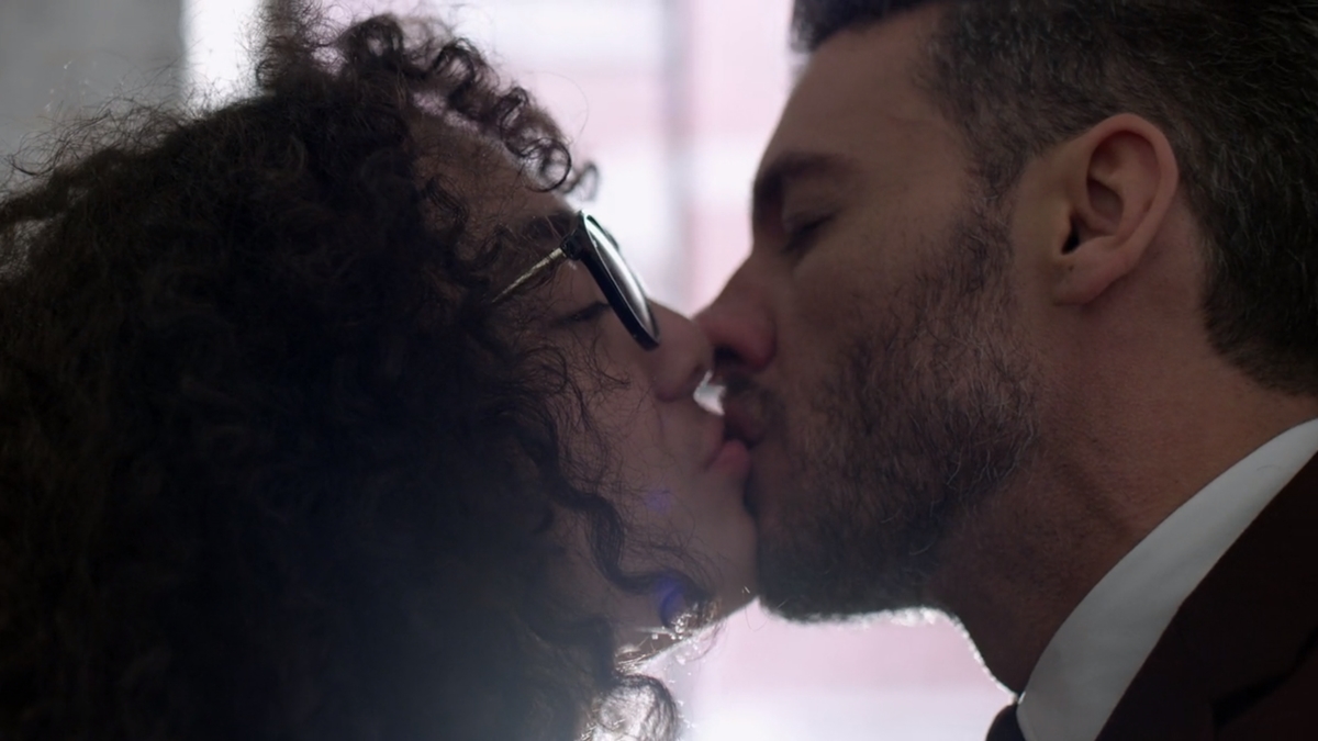 Betty e Armando se beijam na V&m (Reprodução: Netflix)