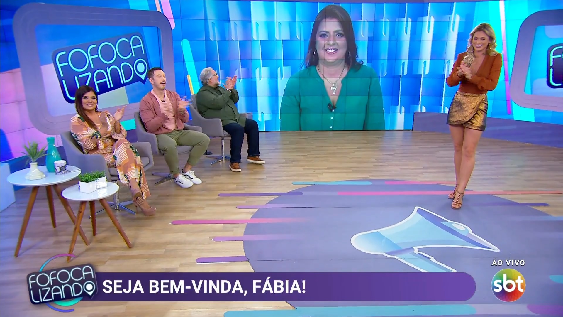 Fábia Oliveira em estreia no Fofocalizando (Reprodução: SBT)