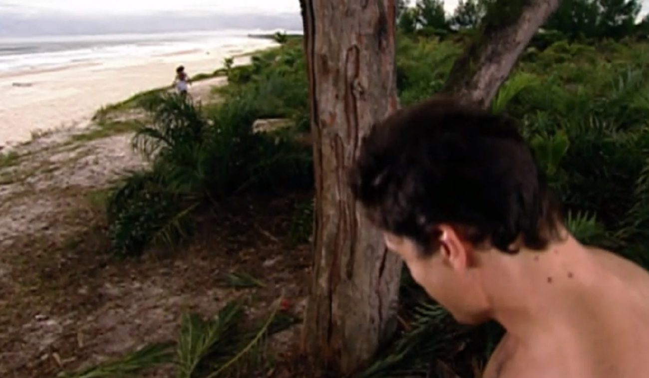 Golias (Ricardo Macchi) observando Tati (Letícia Medina) na Ilha dos Mutantes em Caminhos do Coração