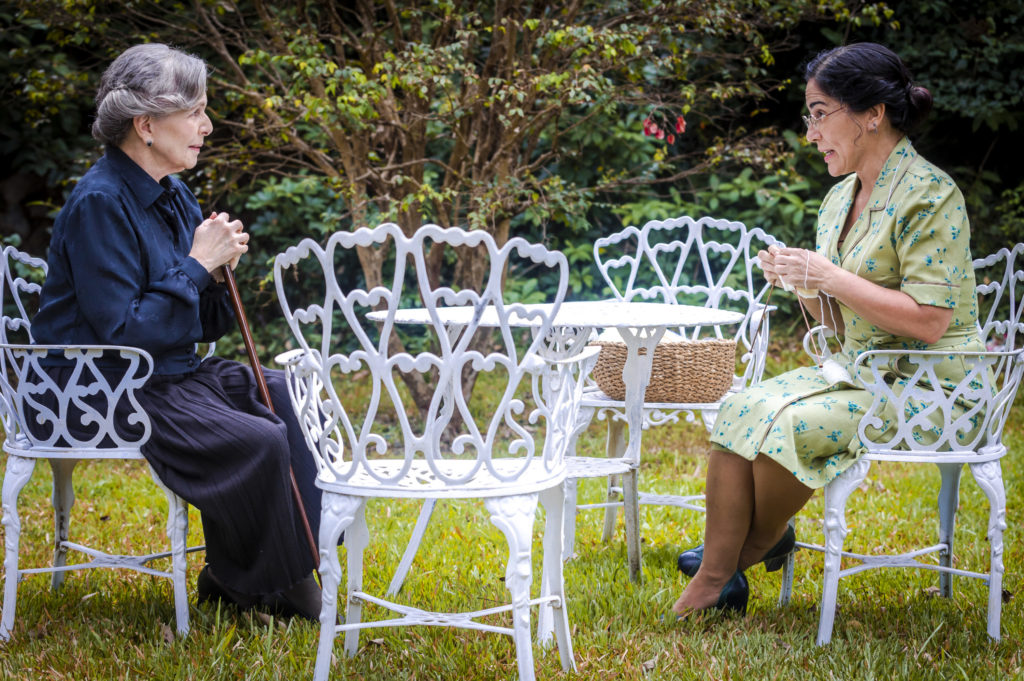 Lola (Gloria Pires) conversa com Tereza (Irene Ravache)