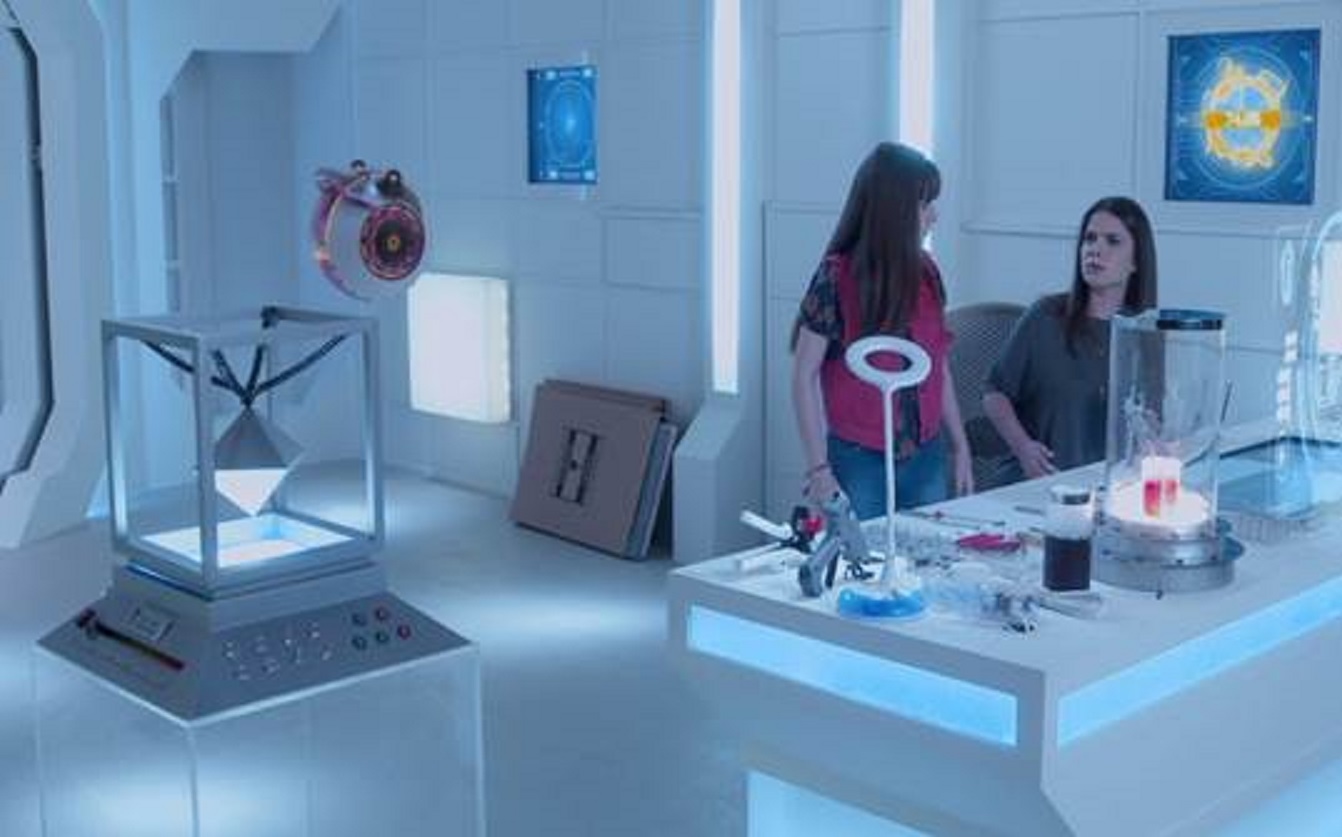 Luísa (Thaís Melchior) e Poliana (Sophia Valverde) são flagradas por Sara no laboratório em As Aventuras de Poliana