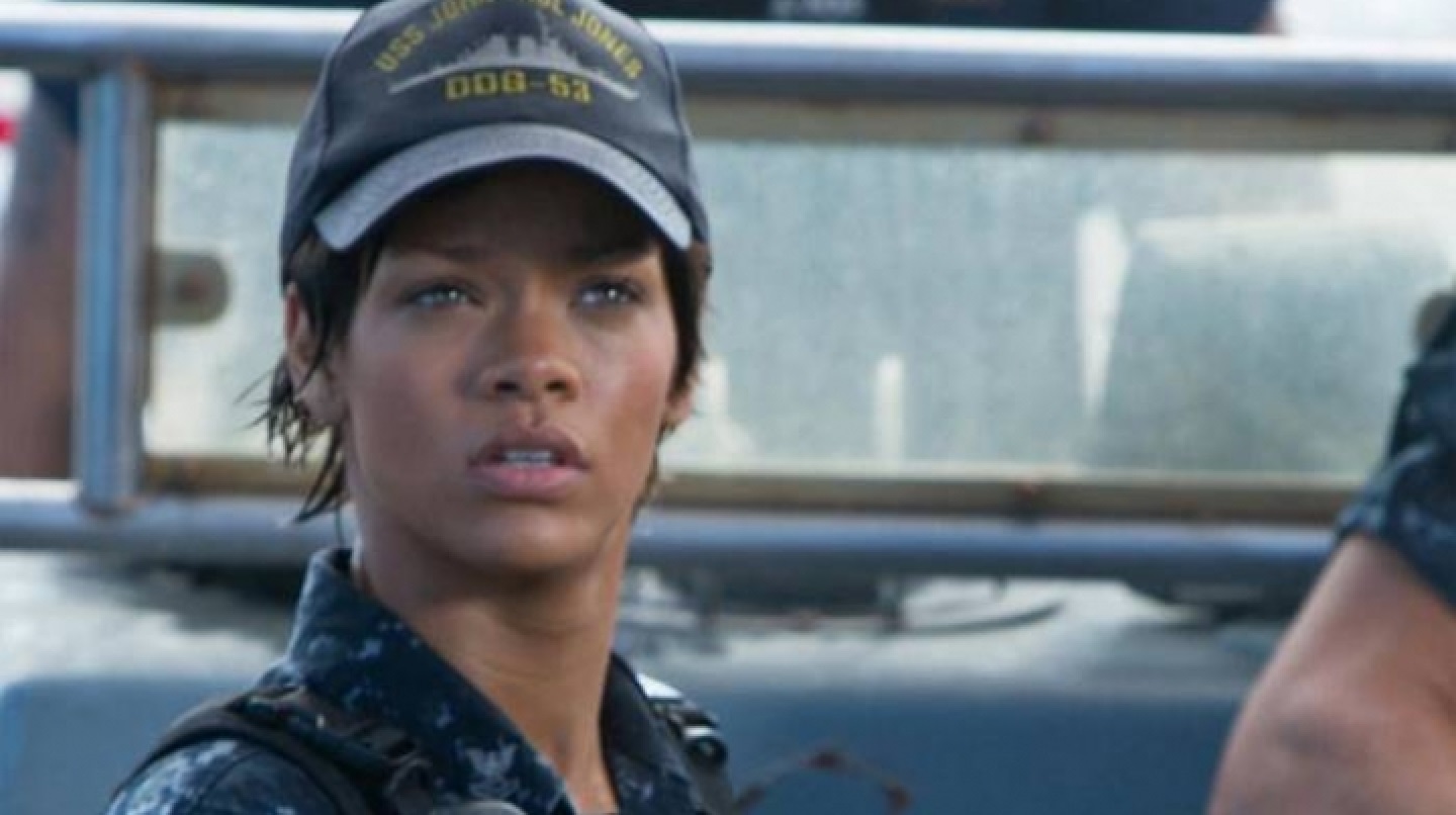 A cantora Rihanna em cena do filme Battleship (Reprodução)