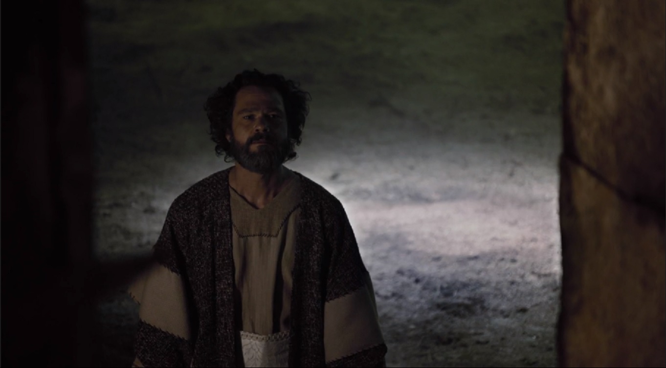 Daniel (Gabriel Gracindo) deixa a cova dos leões após um milagre em O Rico e Lázaro