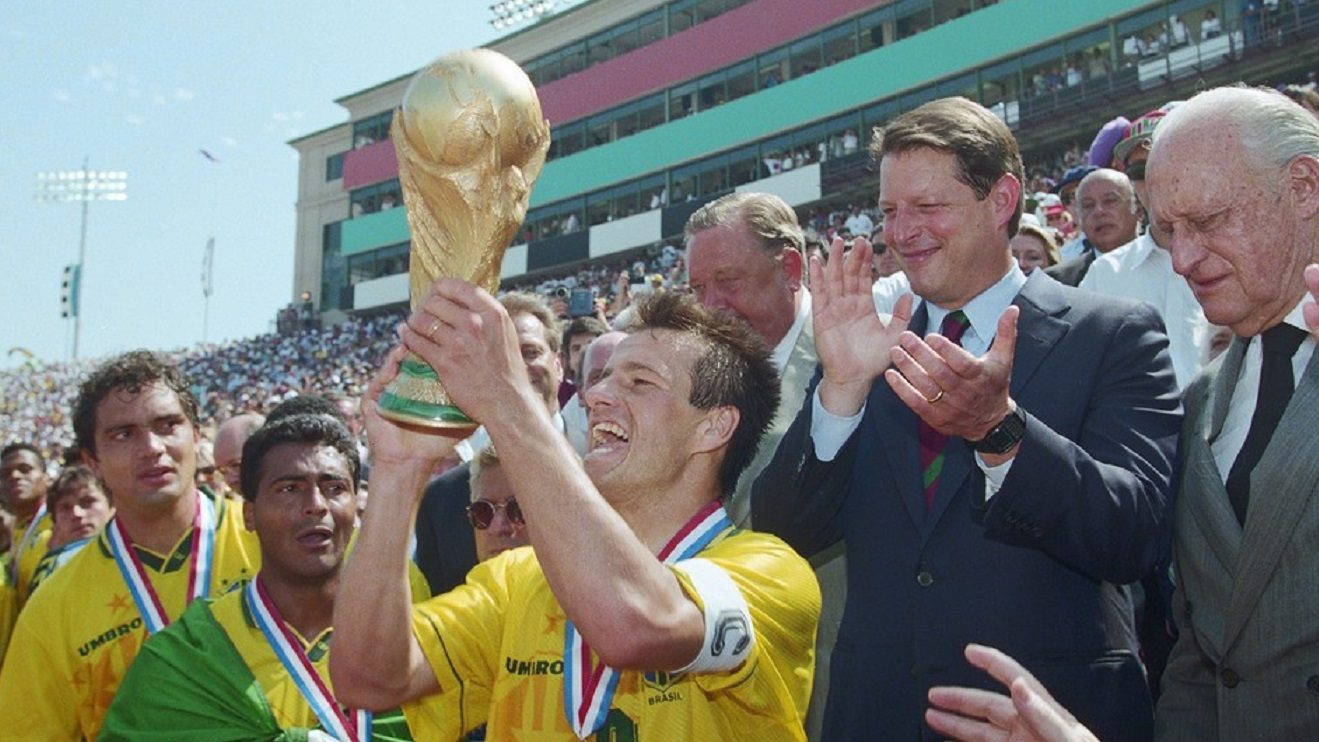 Dunga ergue a Copa do Mundo em 1994