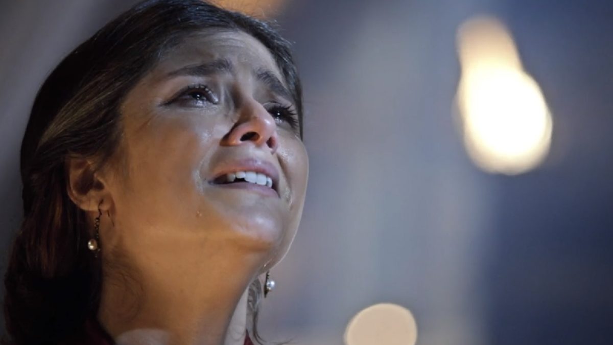 Lia (Tammy Di Calafiori) chora pela condenação de Daniel (Gabriel Gracindo) em O Rico e Lázaro