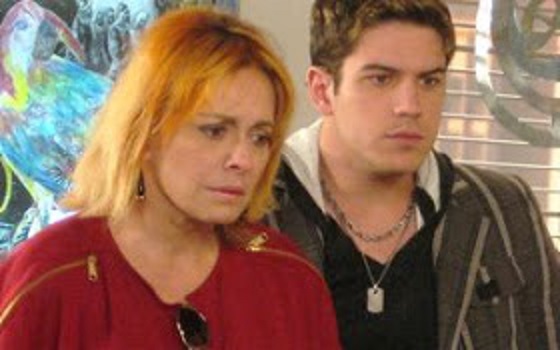 Léa (Maria Zilda Bethlem) e Cássio (Marco Pigossi) em Caras & Bocas