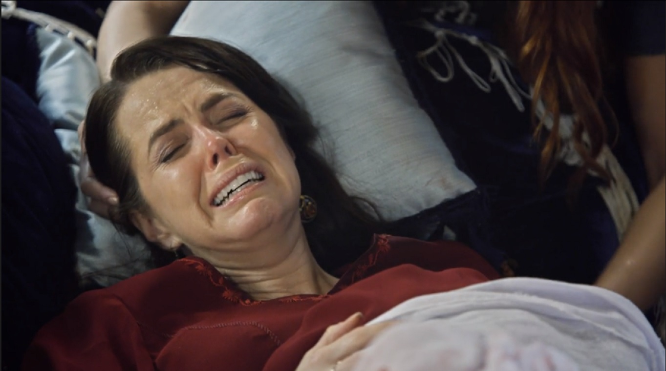 Malca (Mariza Marchetti) com complicações no parto em O Rico e Lázaro
