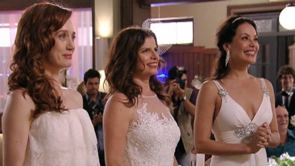 Noêmia (Camila Morgado), Verônica (Débora Bloch) e Alexia (Carolina Ferraz) casando-se em Avenida Brasil