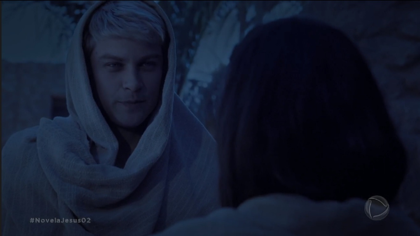 O anjo Gabriel (Raphael Sander) anuncia a Maria (Juliana Xavier) que ela está esperando um filho de Deus