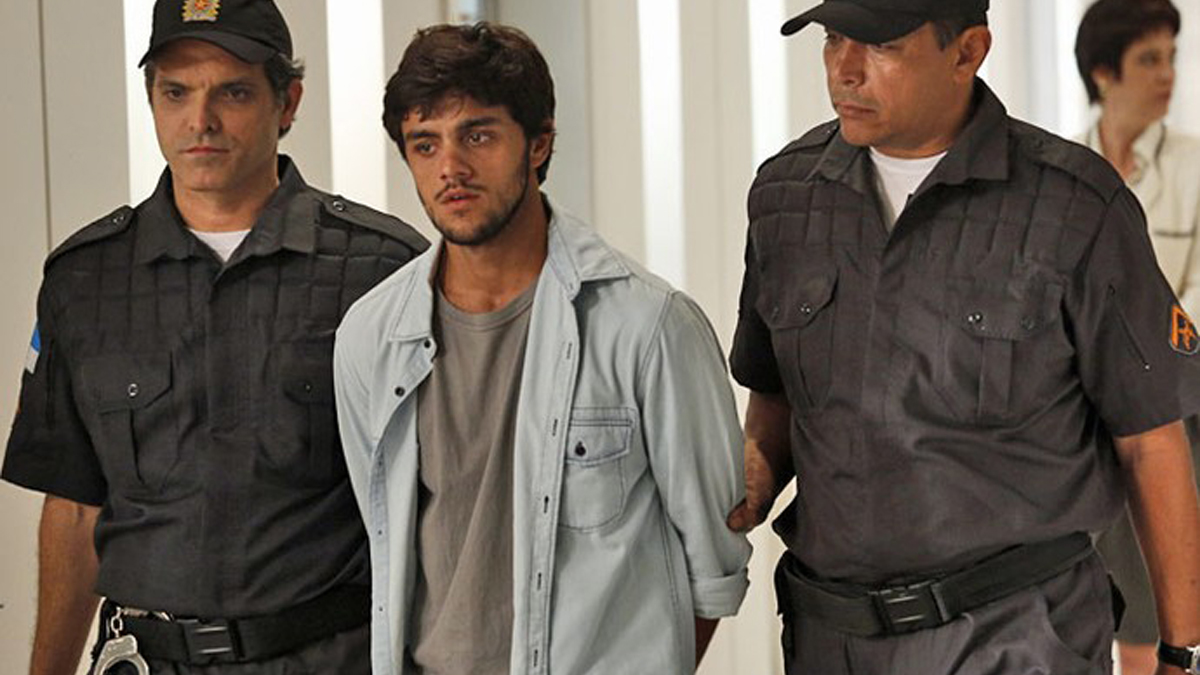 Policiais levam Jonatas (Felipe Simas) preso em Totalmente Demais