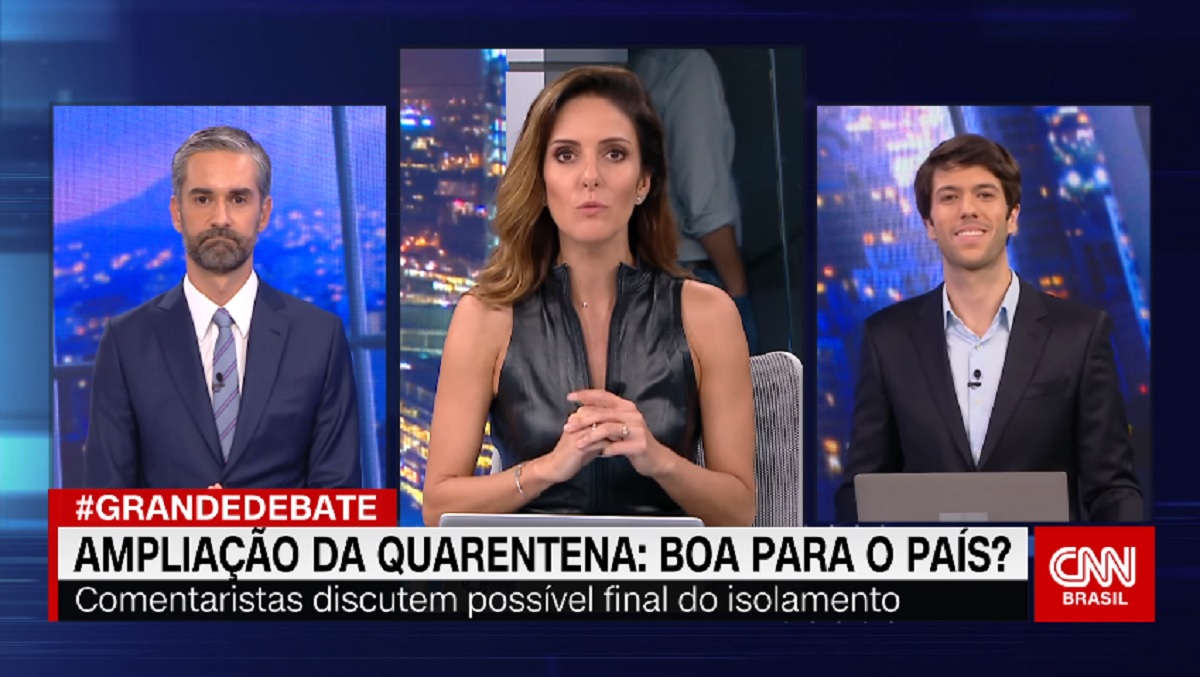 Caio Coppolla sorri durante fala de Monalisa Perrone, na CNN Brasil