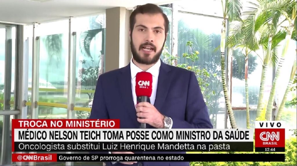 Repórter André Spigariol mostra microfone da CNN Brasil com erro