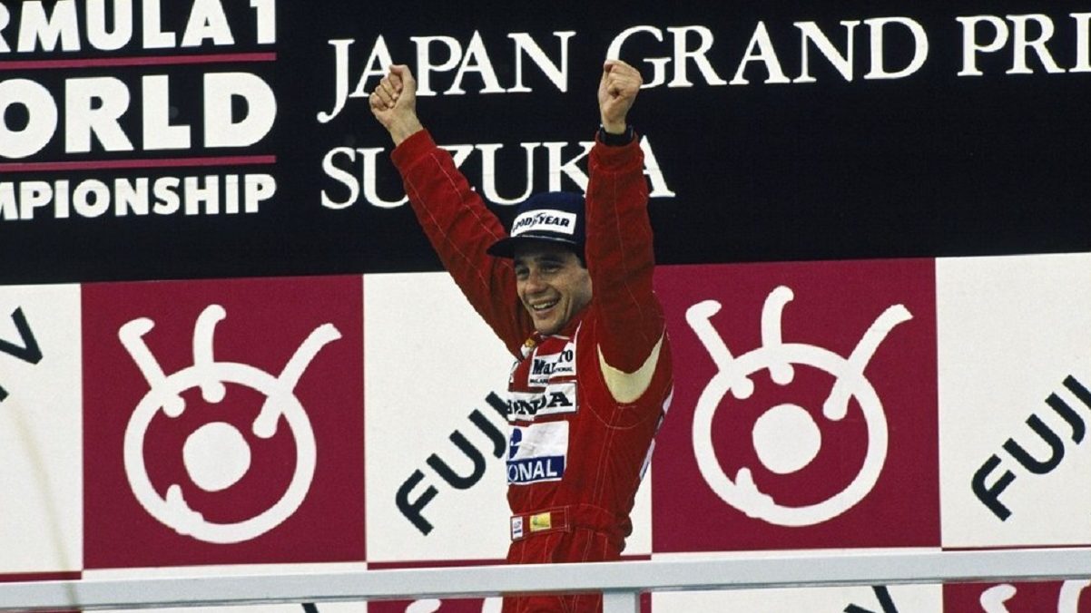 Ayrton Senna comemora a vitória no GP do Japão de 1988