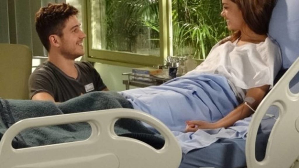 Rafael (Marco Pigossi) pede Amália (Sophie Charlotte) em casamento no hospital em Fina Estampa