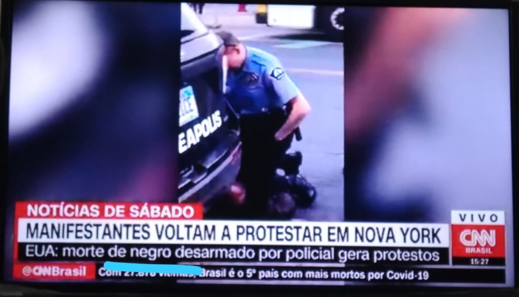 Tarja com texto racista da CNN Brasil