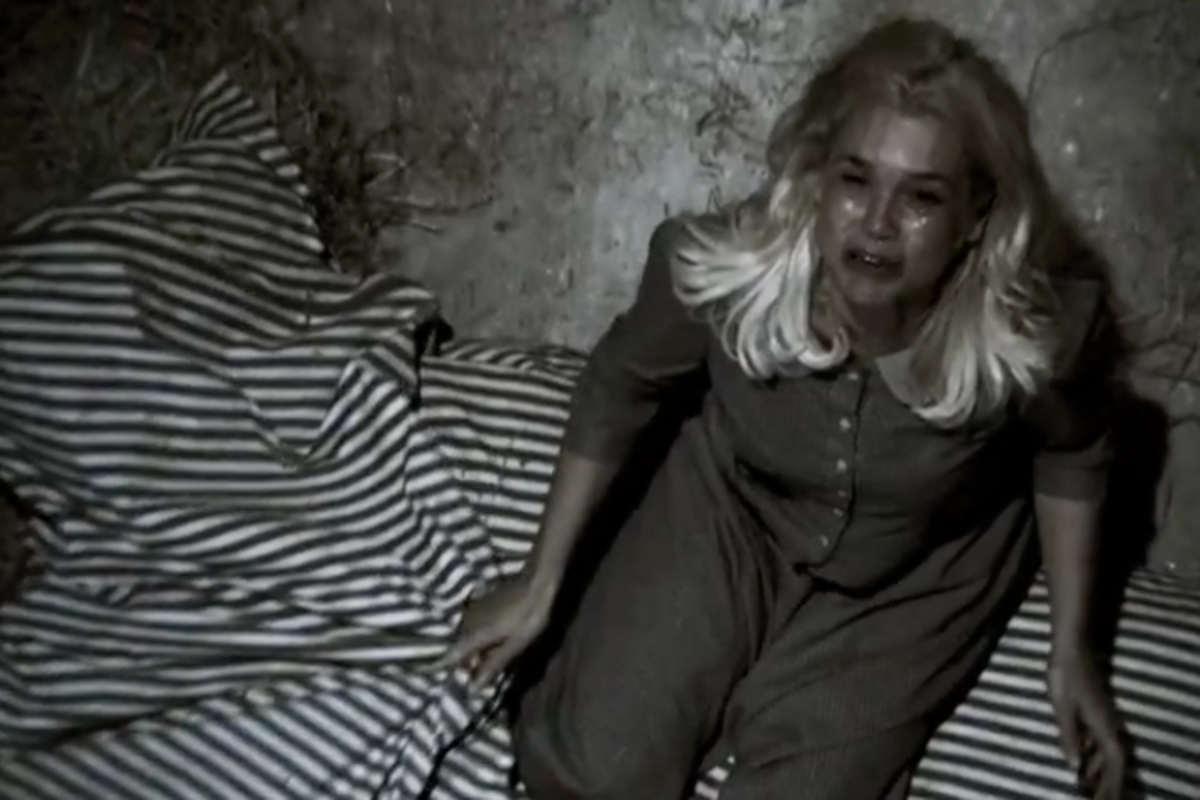 Sandra (Flavia Alessandra) chora ao ser presa