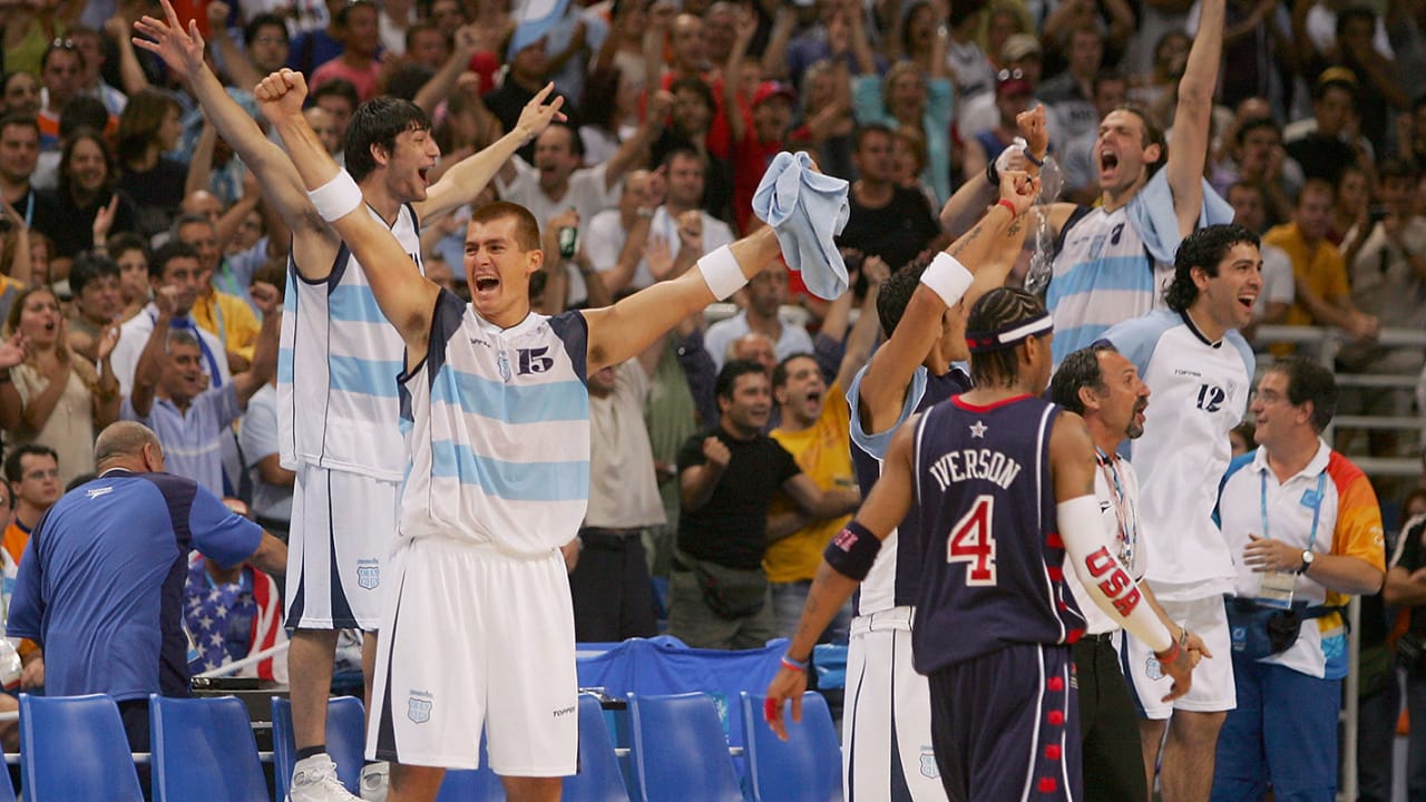 Seleções de basquete dos EUA e da Argentina se enfrentam em Atenas, em 2004 (Reprodução / Olympic Channel)