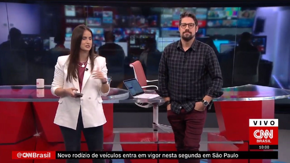 Phelipe Siani, ao lado de Mari Palma. Ambos são titulares do Live CNN Brasil
