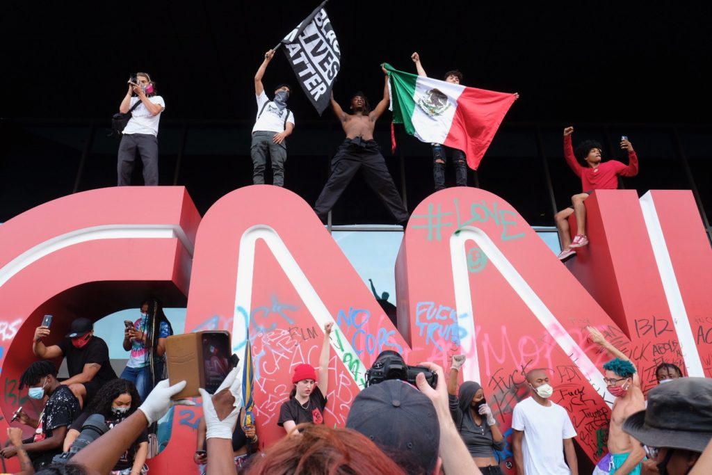 Sede da CNN americana tomada por manifestantes