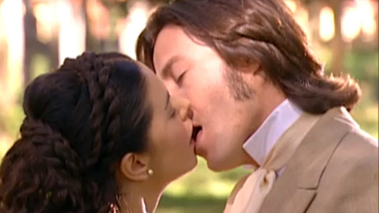 Último beijo de Isaura (Bianca Rinaldi) e Álvaro (Theo Becker) em A Escrava Isaura