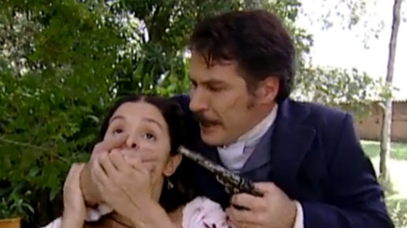 Leôncio (Leopoldo Pacheco) sequestrando Isaura (Bianca Rinaldi) em A Escrava Isaura