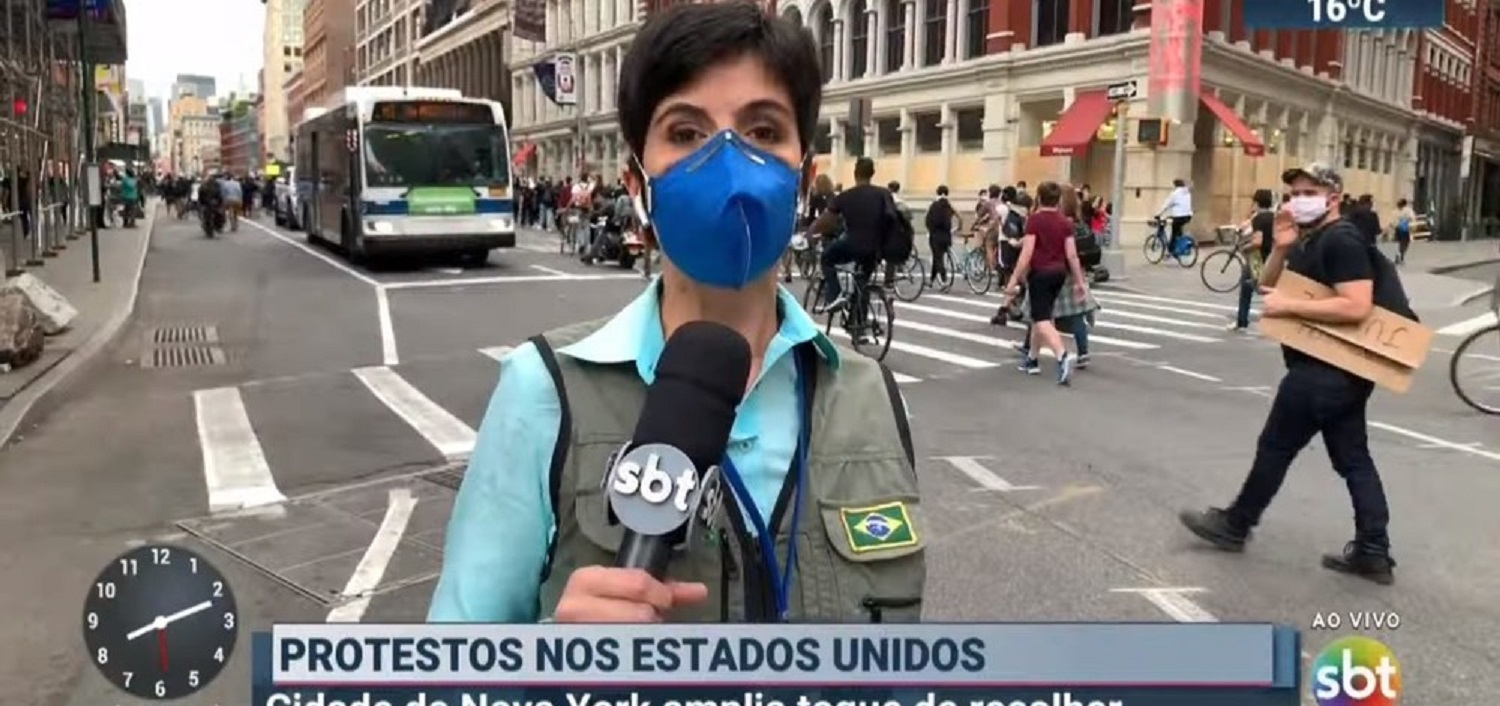 Repórter Patrícia Vasconcellos é surpreendida por manifestante gritando 'Fora, Bolsonaro' durante link nos EUA para o SBT Brasil