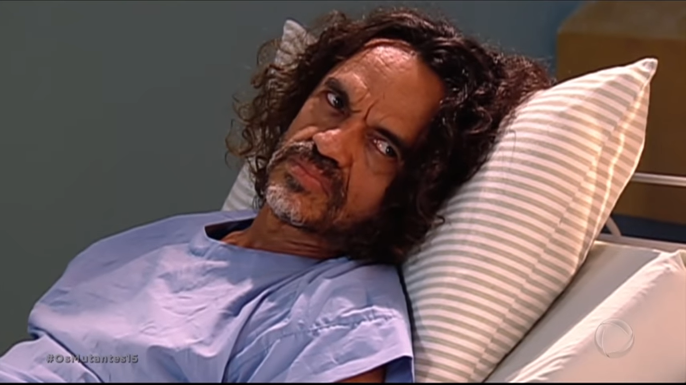 José Dumont como Teófilo em Os Mutantes (Reprodução / YouTube)