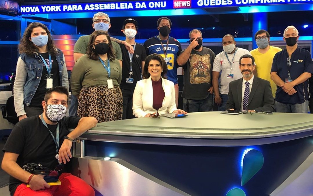 Mariana Godoy posa ao lado de sua equipe na RedeTV! (Reprodução: Instagram)