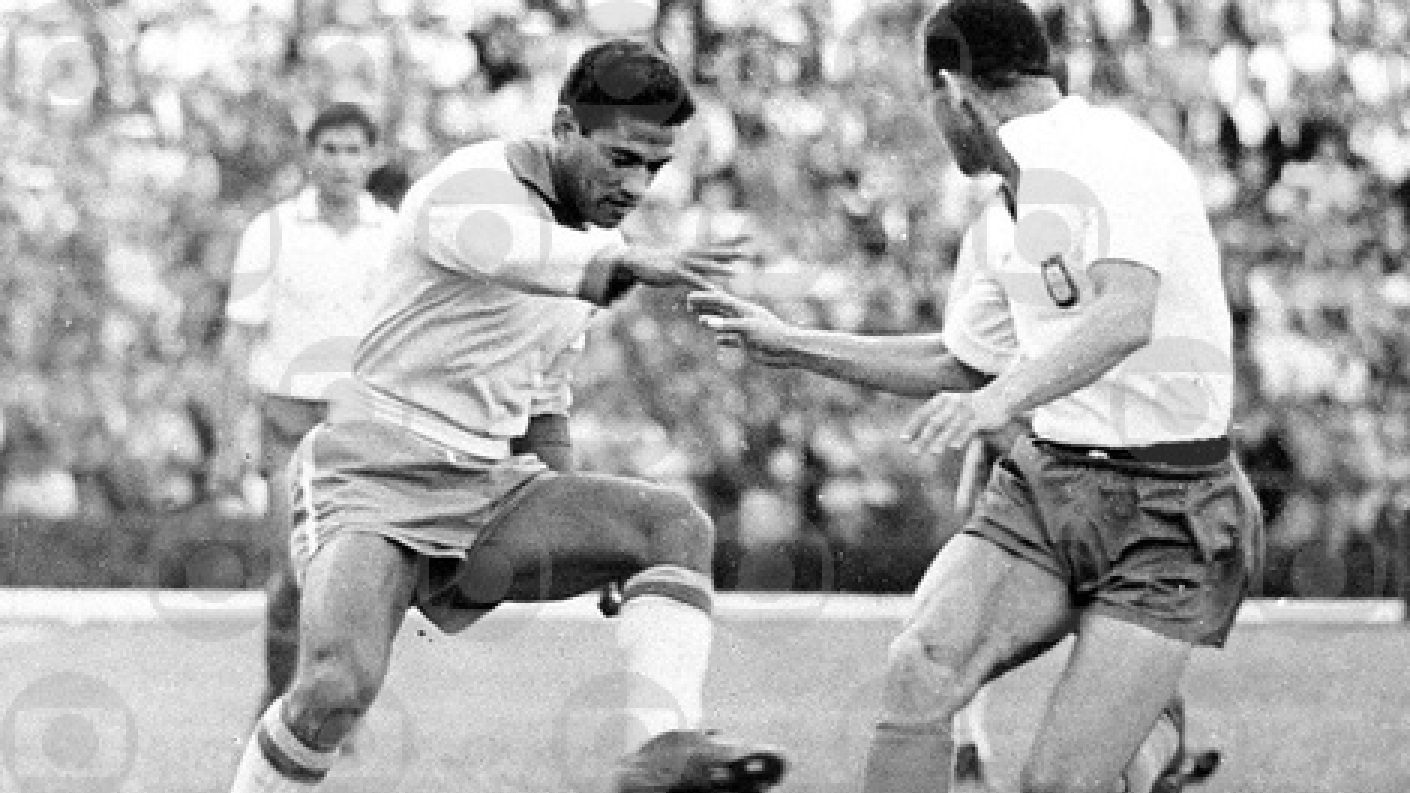 Pelé e Garrincha em campo (Divulgação / Globo)