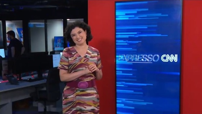 Raquel Landim, com vestido bonito, no Expresso CNN