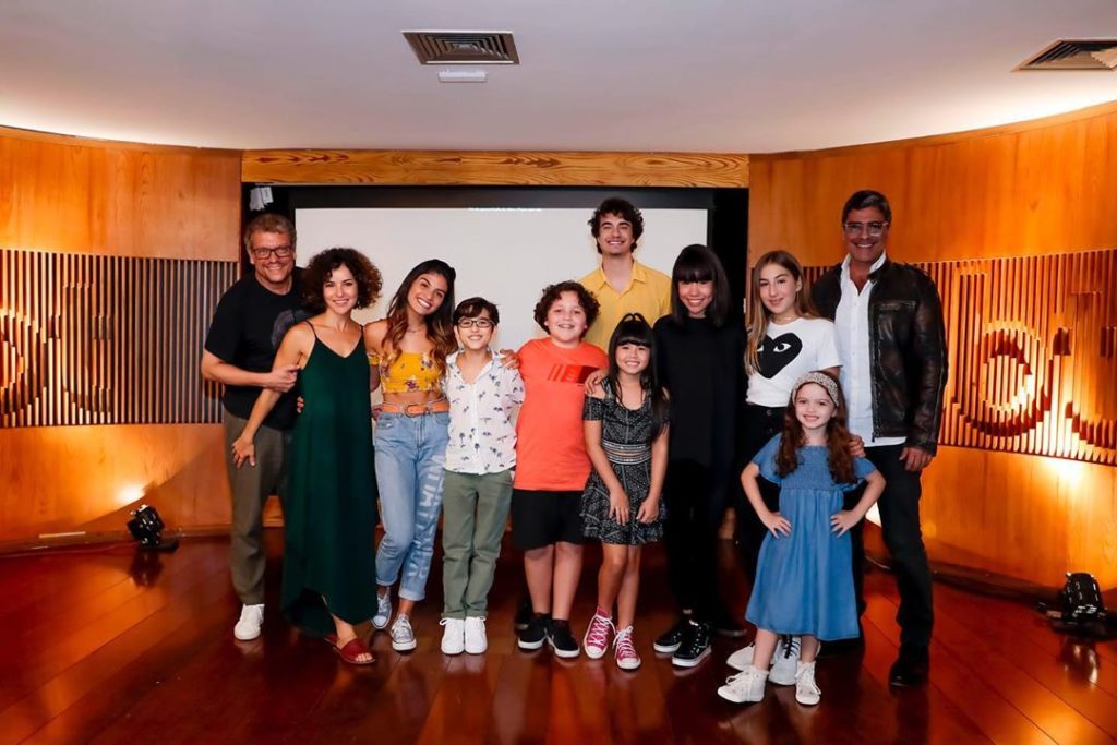 João Pedro Delfino reunido com o elenco de Poliana Moça (Reprodução: Instagram)