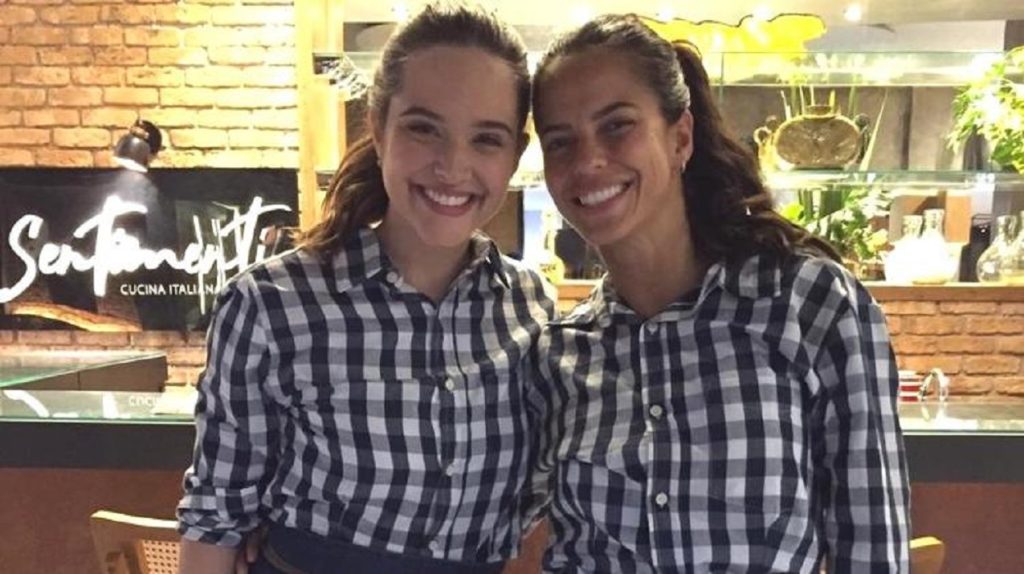 Juliana Paiva com sua dublê Marianne Bastos nos bastidores de Salve-se Quem Puder