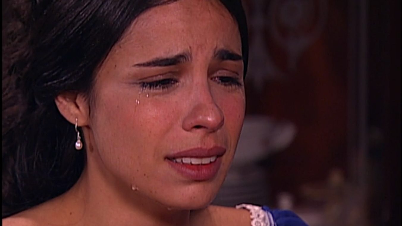 Malvina (Maria Ribeiro) chorando de remorso em A Escrava Isaura