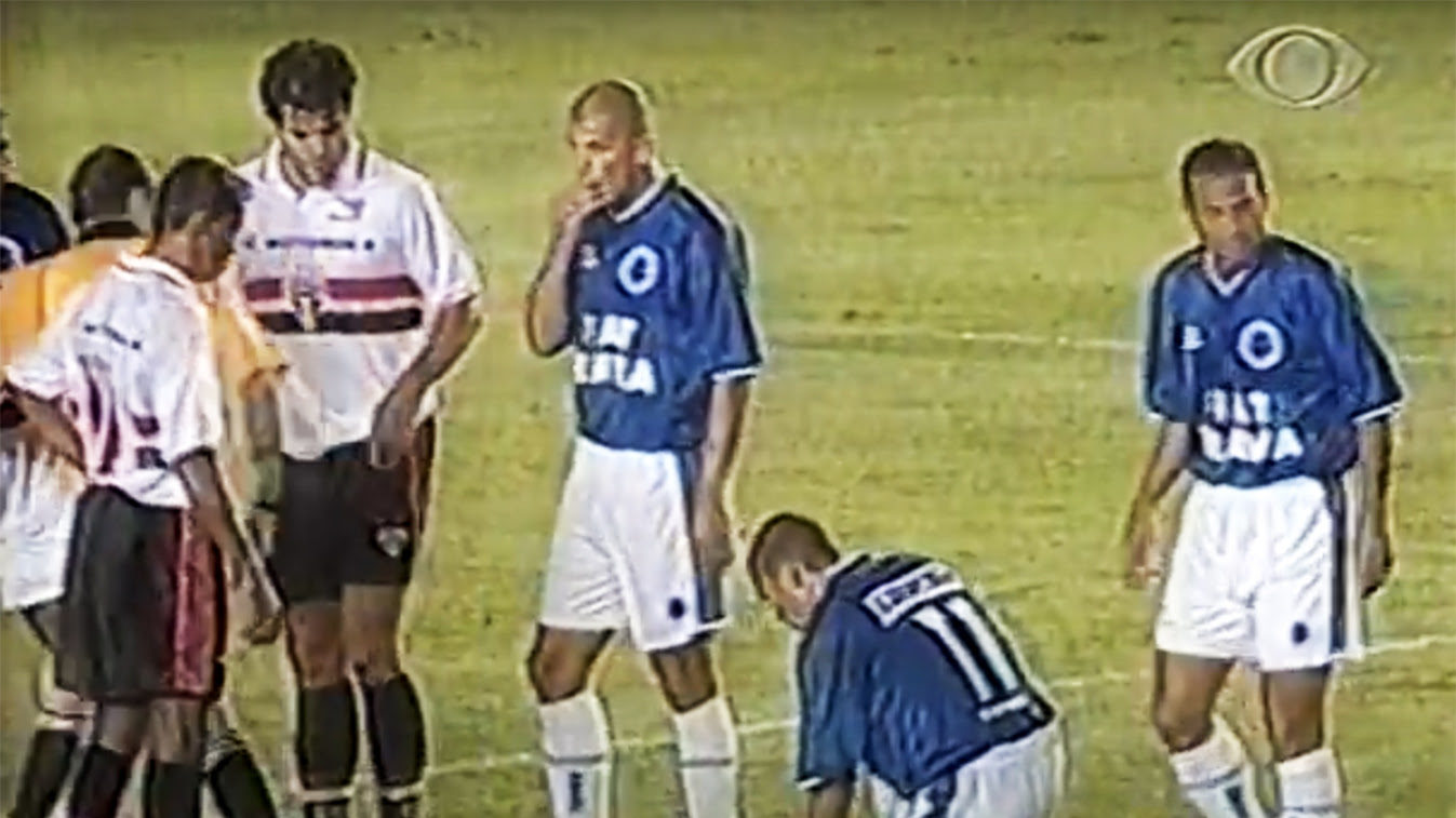 Cruzeiro levantou a taça de tricampeão da Copa do Brasil em 2000 (Reprodução / Band)