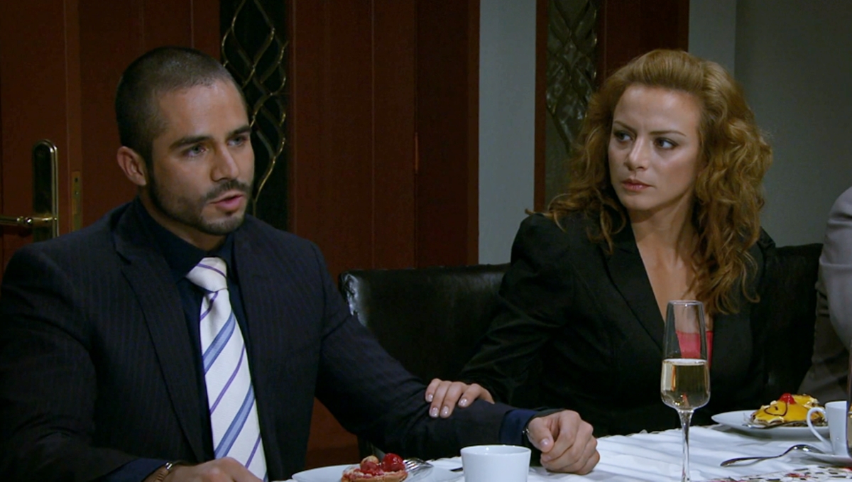 Josefina se enfurece com notícia de namoro entre Matias e Renata (Reprodução: Televisa S.A.)
