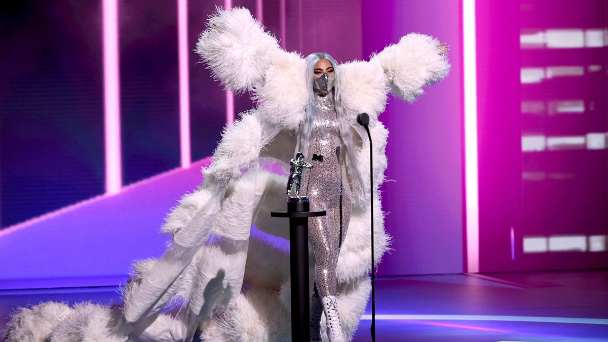 Lady Gaga de alta-costura da Valentino e máscara Maison Met (Foto: Getty Images)