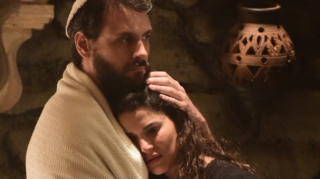 Laila (Manuela Do Monte) é consolada por Jairo (Felipe Cunha) em Jesus (Divulgação/ Record TV)