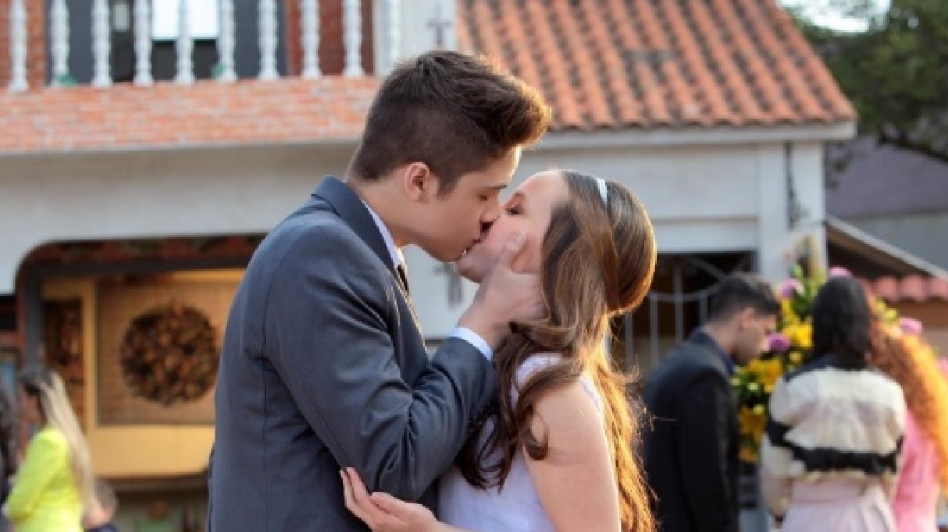 Manuela (Larissa Manoela) e Joaquim (João Guilherme Ávila) se beijam pela primeira vez em Cúmplices de um Resgate (Reprodução / SBT)