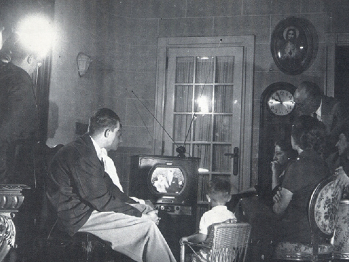 Família paulistana assistindo à TV nos anos 1950