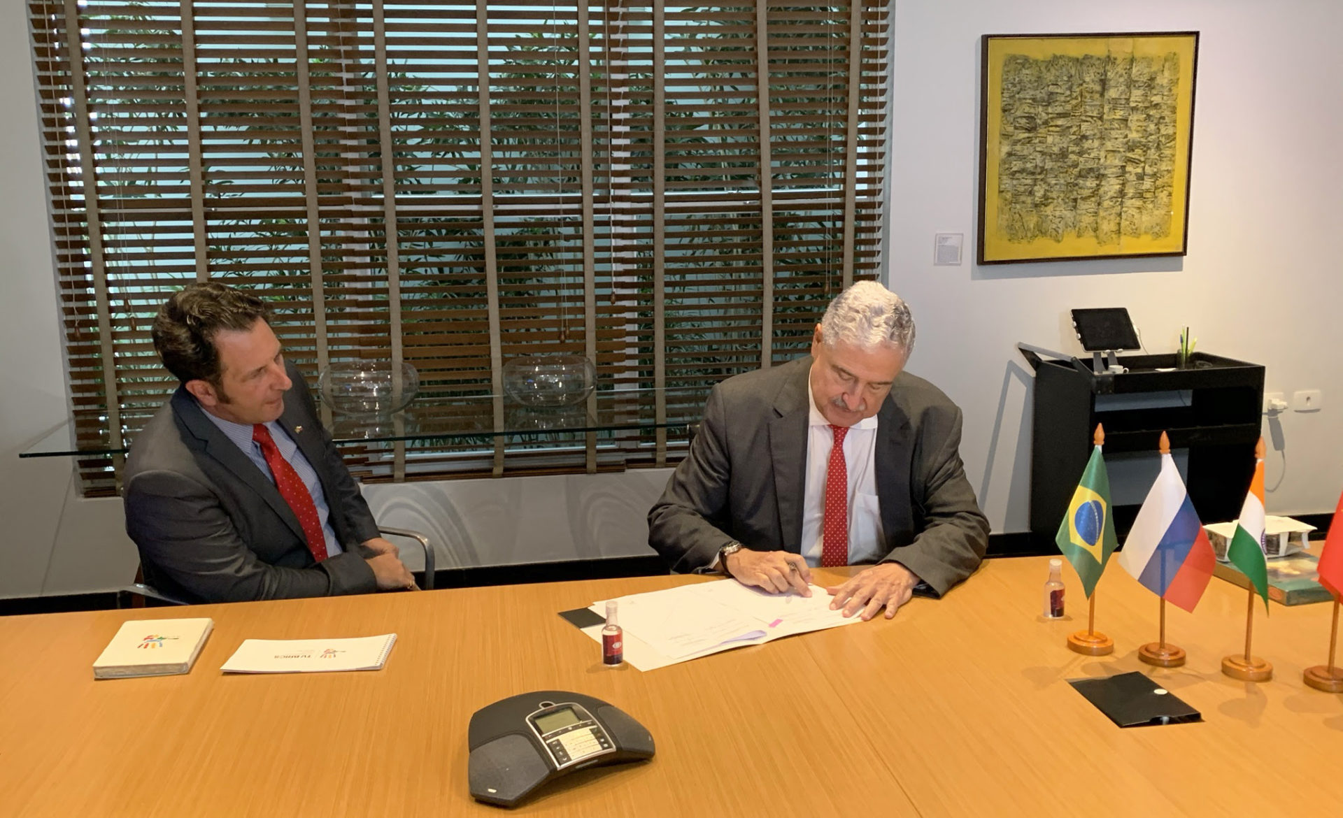 Pavel Grass e João Carlos Saad durante assinatura do acordo