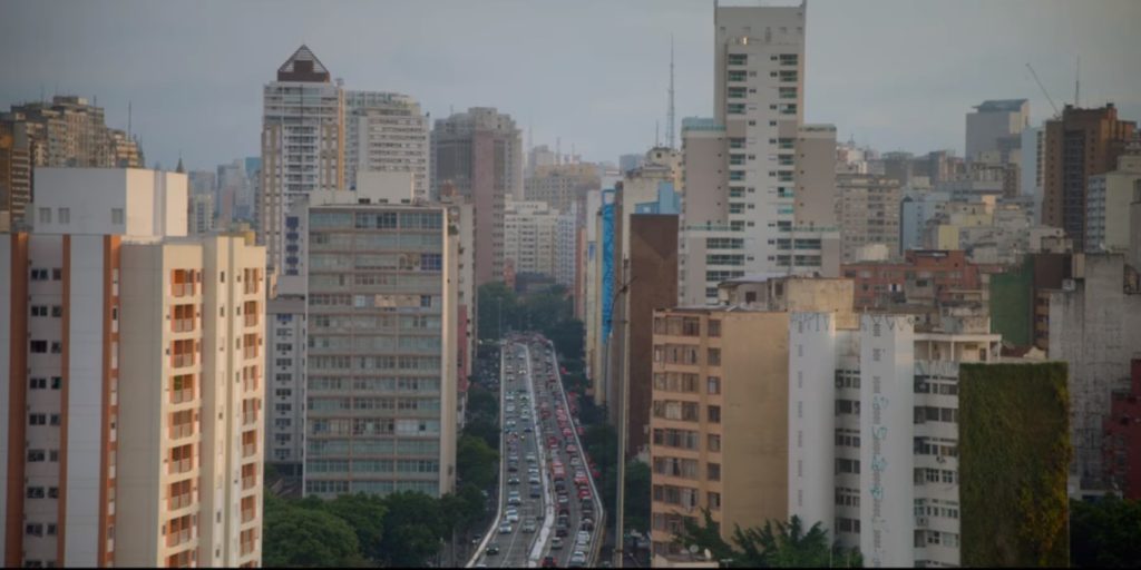 Elevado Presidente João Goulart (Minhocão), em São Paulo, mostrado na série Bom Dia, Verônica