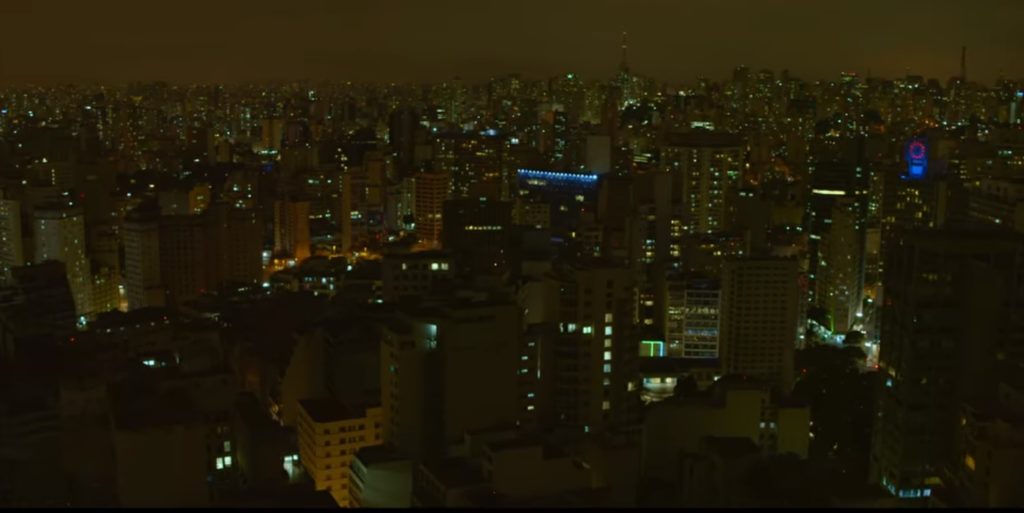 Vista noturna de São Paulo, mostrada na série Bom Dia, Verônica