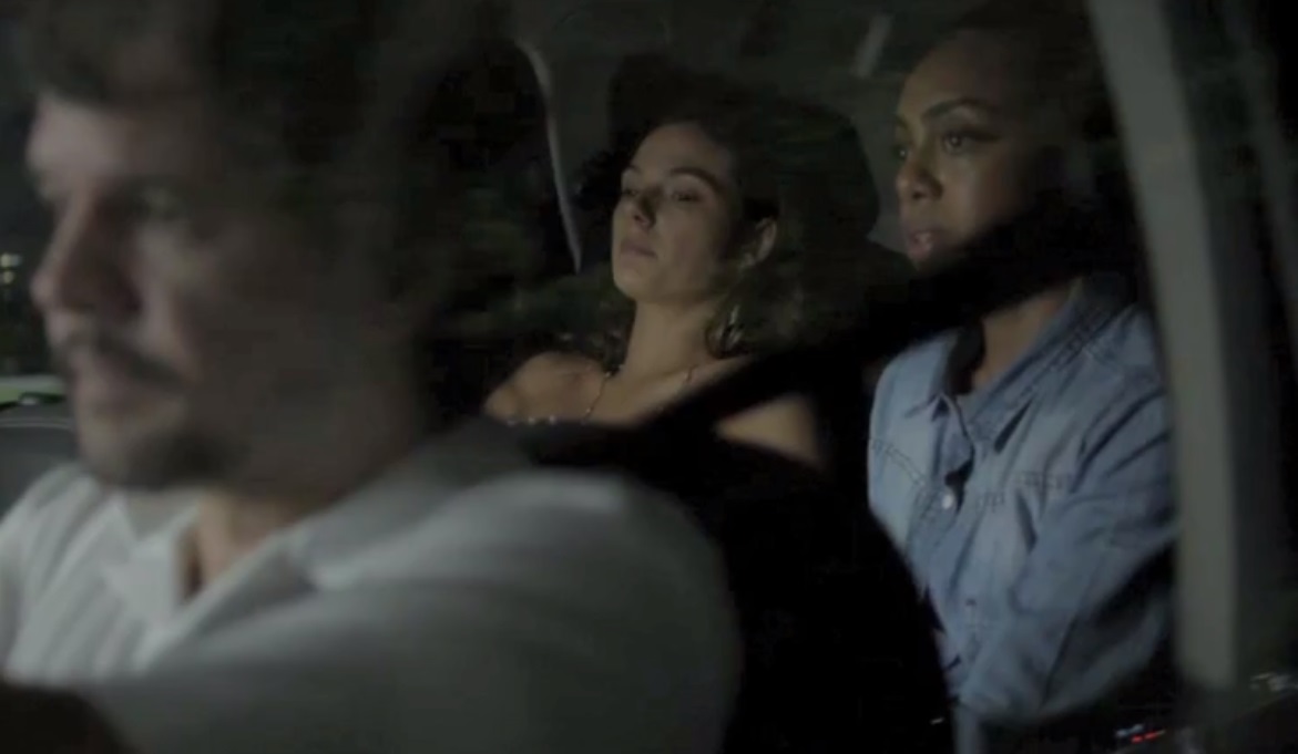 Ritinha (Isis Valverde) e Marilda (Dandara Mariana) no táxi